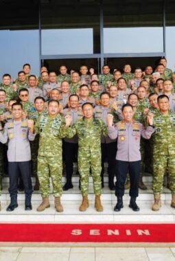 Kapolri Perkuat Soliditas TNI-Polri Lewat Silaturahmi dengan Panglima TNI di Mabes TNI