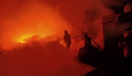 Kebakaran Hanguskan Tempat Pembuangan Sampah dan Bedak Pasar Turen, Damkar Berjibaku Empat Jam - Teropong Rakyat
