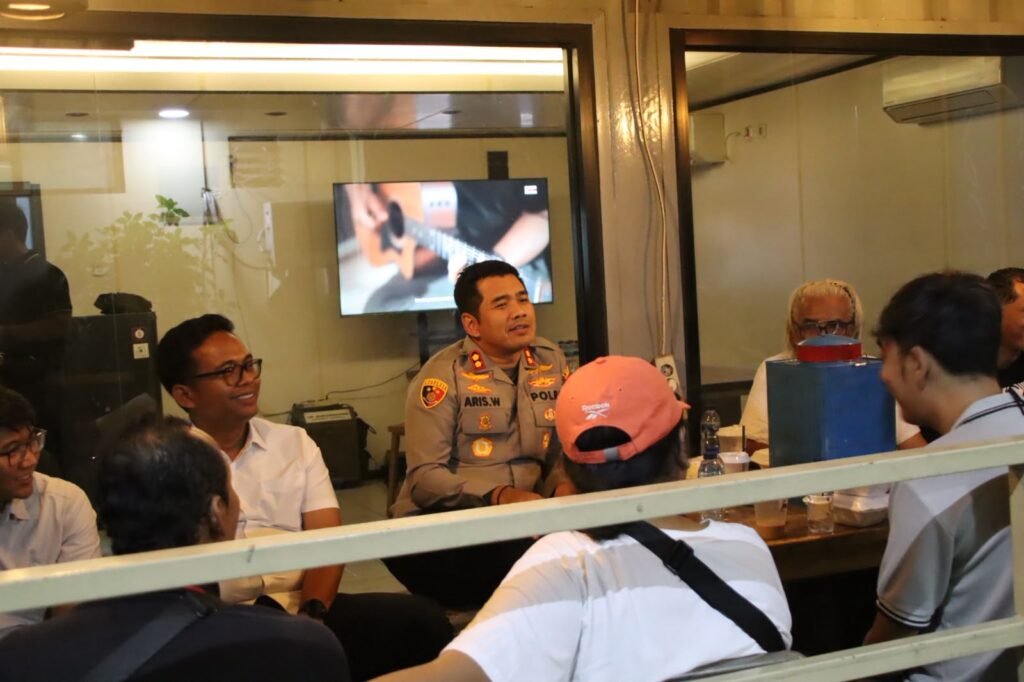 Portal Berita Indonesia dan Dunia Terkini Hari Ini, Update Harian Terbaru, Terlengkap, Tajam, Aktual dan Berimbang. JJOS Ngobrol Santai dan Ngopi Bareng, Kapolres Priok Bersama Jurnalis" - Teropong Rakyat