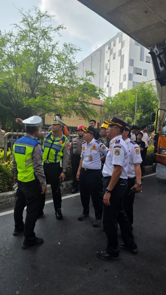JPO Tendean Ditabrak Truk Alat Berat, Polisi Alihkan Arus Lalu Lintas - Teropong Rakyat