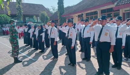 SDN 2 Donowarih dan SMPN 2 Karangploso Satu Atap Gandeng Pusdik Arhanud TNI AD, Tanamkan Karakter, Disiplin, dan Cinta Tanah Air pada Peserta MPLS - Teropong Rakyat