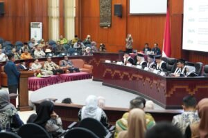 Portal Berita Indonesia dan Dunia Terkini Hari Ini, Update Harian Terbaru, Terlengkap, Tajam, Aktual dan Berimbang. Wali Kota Batu Hadiri Ujian Terbuka Disertasi Idham Arsyad di Universitas Brawijaya - Teropong Rakyat