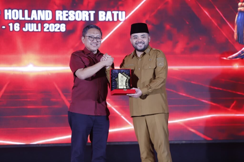 Portal Berita Indonesia dan Dunia Terkini Hari Ini, Update Harian Terbaru, Terlengkap, Tajam, Aktual dan Berimbang. Wawali Heli Suyanto Apresiasi Komitmen ASPHIRASI dalam Tingkatkan Pelayanan Haji Khusus Dalam Mukernas Ke-3 di Kota Batu - Teropong Rakyat