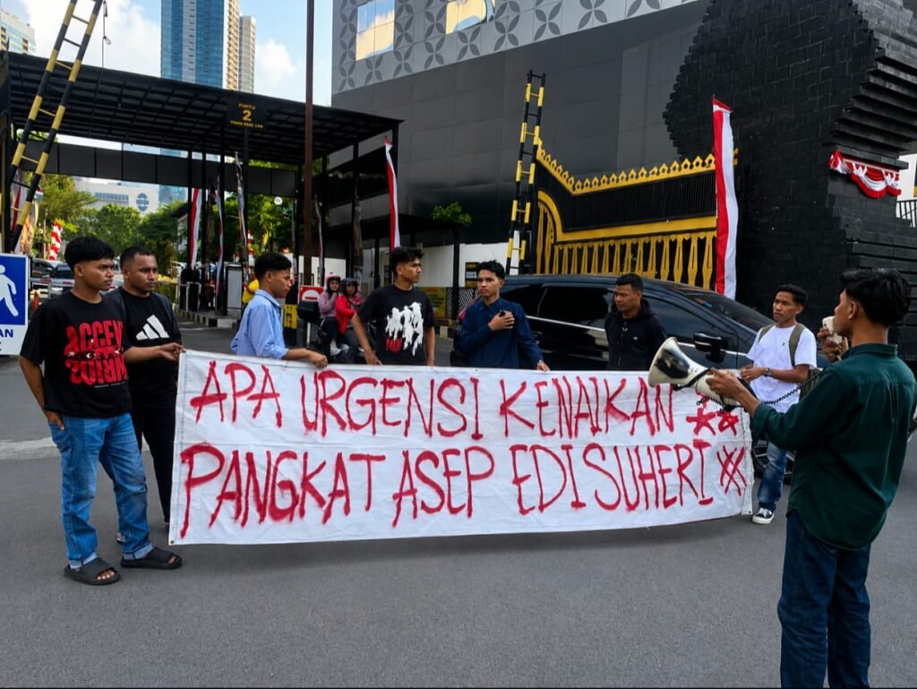 Portal Berita Indonesia dan Dunia Terkini Hari Ini, Update Harian Terbaru, Terlengkap, Tajam, Aktual dan Berimbang. Kontroversi Kenaikan Pangkat Komjen Pol. Asep Edi Suheri, Publik Desak Evaluasi dan Klarifikasi - Teropong Rakyat