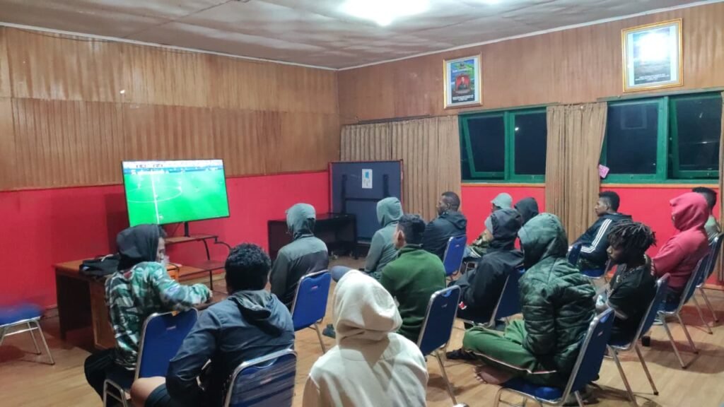 Portal Berita Indonesia dan Dunia Terkini Hari Ini, Update Harian Terbaru, Terlengkap, Tajam, Aktual dan Berimbang. Kodim 1714/Puncak Jaya Gelar Nobar Pertandingan Piala Dunia 2026 di Kabupaten Puncak Jaya - Teropong Rakyat