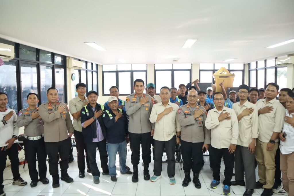 Portal Berita Indonesia dan Dunia Terkini Hari Ini, Update Harian Terbaru, Terlengkap, Tajam, Aktual dan Berimbang. Perkuat Sinergi dengan TKBM, Kapolres Priok Gelar JJOS dan Ajak Jaga Stabilitas Kamtibmas Pelabuhan - Teropong Rakyat