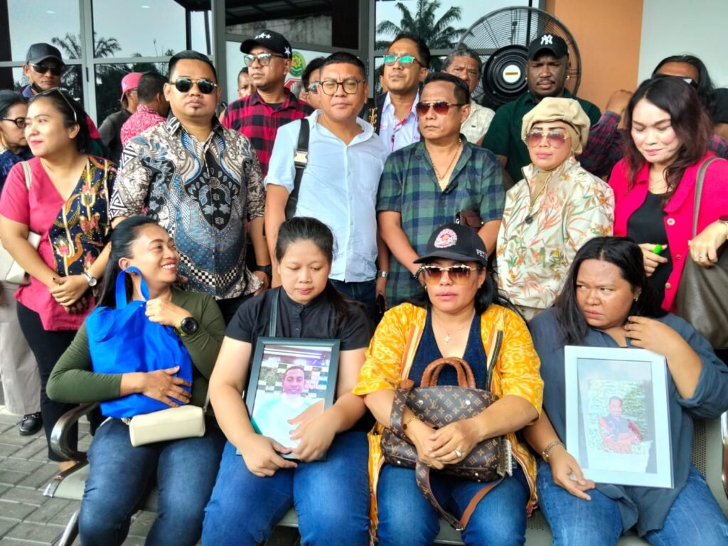 Portal Berita Indonesia dan Dunia Terkini Hari Ini, Update Harian Terbaru, Terlengkap, Tajam, Aktual dan Berimbang. Tangis Pecah di Ruang Sidang, Keluarga Korban Minta Enam Mantan Anggota Polri Dijatuhi Hukuman Maksimal - Teropong Rakyat