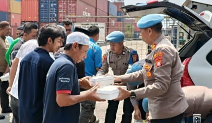 Jumat Berkah Sipropam Polres Pelabuhan Tanjung Priok, Wujud Kepedulian Polri kepada Masyarakat Pelabuhan - Teropong Rakyat