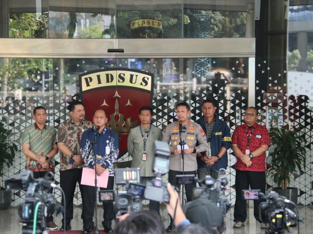 Polri Serahkan Tersangka dan Barang Bukti Perkara Dugaan Korupsi kepada Kejaksaan Agung - Teropong Rakyat