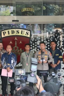 Polri Serahkan Tersangka dan Barang Bukti Perkara Dugaan Korupsi kepada Kejaksaan Agung