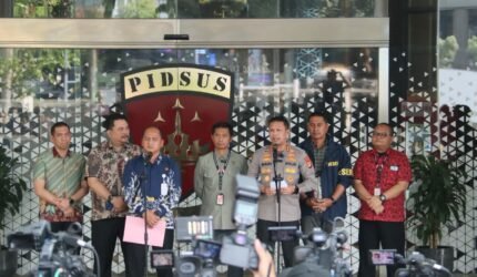 Polri Serahkan Tersangka dan Barang Bukti Perkara Dugaan Korupsi kepada Kejaksaan Agung - Teropong Rakyat