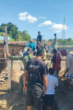 Semangat Gotong Royong Satgas TMMD ke-129 Kodim 1505/Tidore dan Warga Bangun Drainase di Desa Lolobata