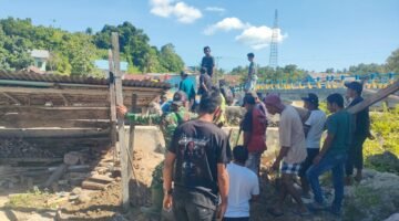 Semangat Gotong Royong Satgas TMMD ke-129 Kodim 1505/Tidore dan Warga Bangun Drainase di Desa Lolobata