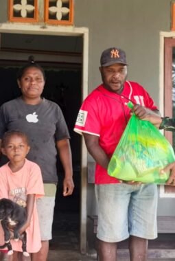 Satgas TMMD Ke-129 Kodim 1807/Sorong Selatan Bagikan 100 Paket Sembako dan Nutrisi, Wujud Nyata Kepedulian Cegah Stunting