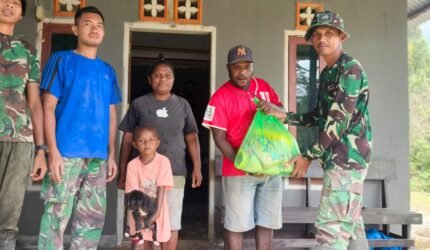 Satgas TMMD Ke-129 Kodim 1807/Sorong Selatan Bagikan 100 Paket Sembako dan Nutrisi, Wujud Nyata Kepedulian Cegah Stunting - Teropong Rakyat