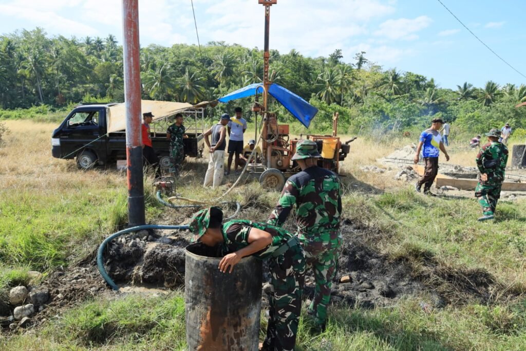 Portal Berita Indonesia dan Dunia Terkini Hari Ini, Update Harian Terbaru, Terlengkap, Tajam, Aktual dan Berimbang. Jawab Krisis Air Bersih, TMMD Ke-129 Kodim 1505/Tidore Bangun Sumur Bor - Teropong Rakyat