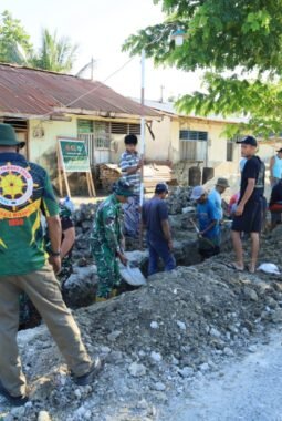 Semangat Kebersamaan Satgas TMMD ke-129 Kodim 1505/Tidore dan Warga Terus Menggelora di Lokasi Pembangunan Drainase