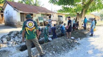 Semangat Kebersamaan Satgas TMMD ke-129 Kodim 1505/Tidore dan Warga Terus Menggelora di Lokasi Pembangunan Drainase