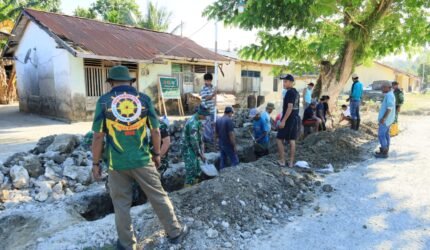 Semangat Kebersamaan Satgas TMMD ke-129 Kodim 1505/Tidore dan Warga Terus Menggelora di Lokasi Pembangunan Drainase - Teropong Rakyat