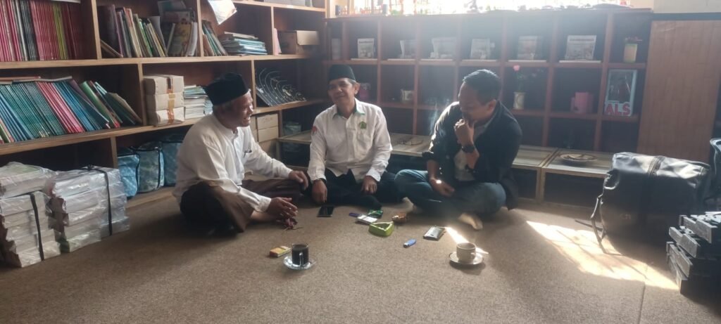 Portal Berita Indonesia dan Dunia Terkini Hari Ini, Update Harian Terbaru, Terlengkap, Tajam, Aktual dan Berimbang. Menelusuri Jejak MI KH. Romly Tamim: Merawat Sanad Ilmu, Adab, dan Khidmah Nahdliyin - Teropong Rakyat