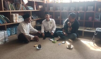 Menelusuri Jejak MI KH. Romly Tamim: Merawat Sanad Ilmu, Adab, dan Khidmah Nahdliyin - Teropong Rakyat