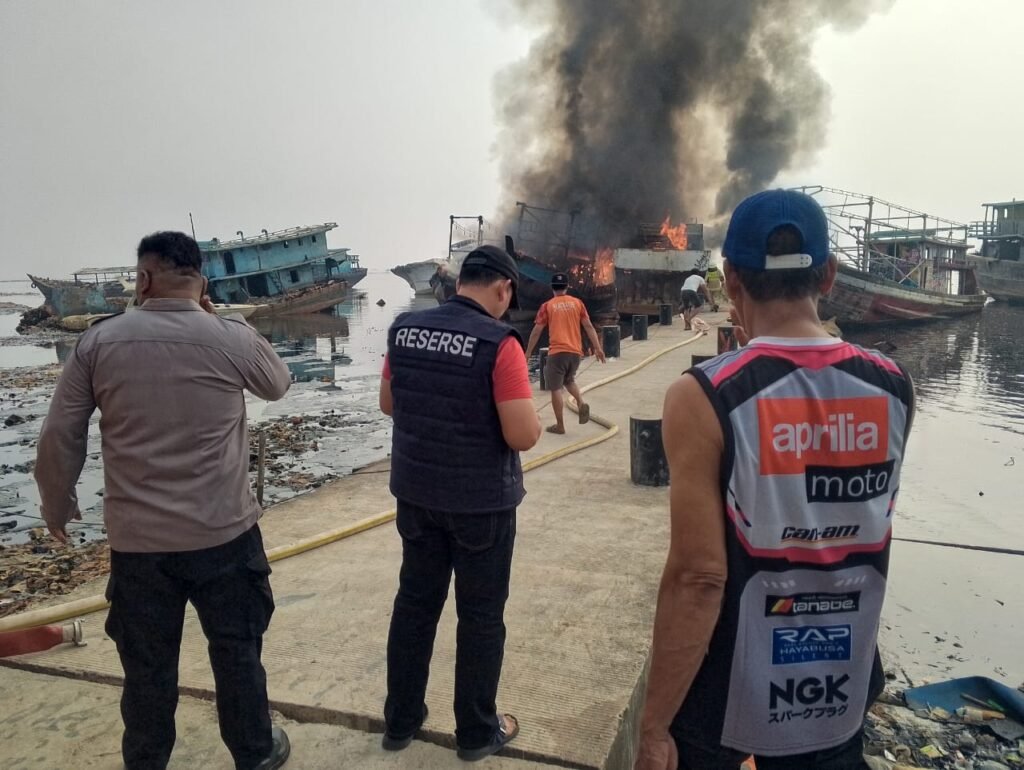 Portal Berita Indonesia dan Dunia Terkini Hari Ini, Update Harian Terbaru, Terlengkap, Tajam, Aktual dan Berimbang. Tiga Kapal Terbakar di Dermaga Kaliadem Muara Angke, Polisi Amankan Lokasi - Teropong Rakyat