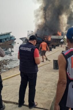 Tiga Kapal Terbakar di Dermaga Kaliadem Muara Angke, Polisi Amankan Lokasi