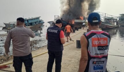 Tiga Kapal Terbakar di Dermaga Kaliadem Muara Angke, Polisi Amankan Lokasi - Teropong Rakyat