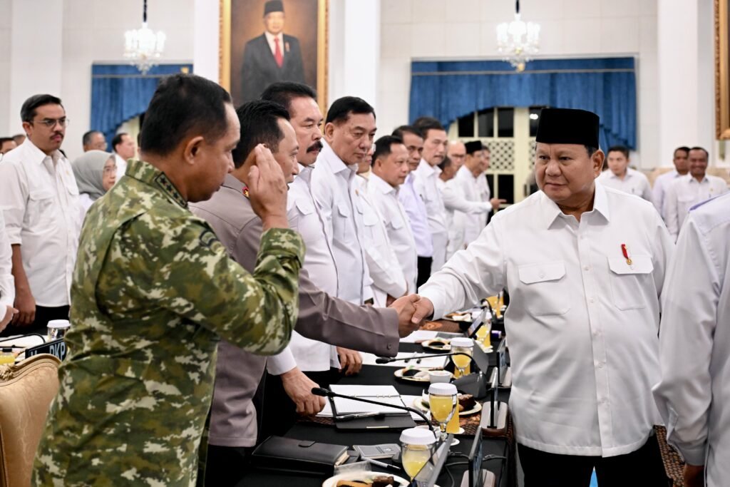Portal Berita Indonesia dan Dunia Terkini Hari Ini, Update Harian Terbaru, Terlengkap, Tajam, Aktual dan Berimbang. Panglima TNI Hadiri Sidang Kabinet Paripurna Dipimpin Presiden RI - Teropong Rakyat