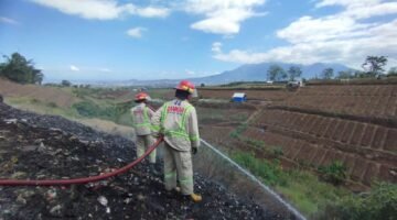 Api Metana Bakar TPA Nonaktif di Karangploso, Damkar Malang Berjibaku 2,5 Jam Cegah Kobaran Merembet ke Lahan Tebu