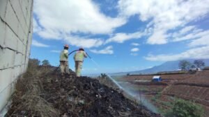 Portal Berita Indonesia dan Dunia Terkini Hari Ini, Update Harian Terbaru, Terlengkap, Tajam, Aktual dan Berimbang. Api Metana Bakar TPA Nonaktif di Karangploso, Damkar Malang Berjibaku 2,5 Jam Cegah Kobaran Merembet ke Lahan Tebu - Teropong Rakyat