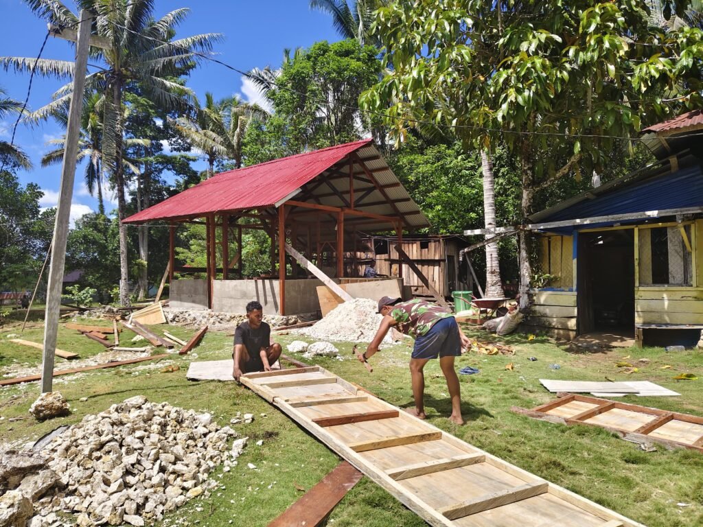 Portal Berita Indonesia dan Dunia Terkini Hari Ini, Update Harian Terbaru, Terlengkap, Tajam, Aktual dan Berimbang. Tak Kenal Lelah! Prajurit TMMD Ke-129 Kodim 1807/Sorong Selatan Kebut Pembangunan Rumah Warga Demi Wujudkan Hunian Layak - Teropong Rakyat