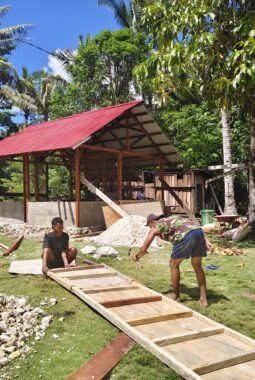 Tak Kenal Lelah! Prajurit TMMD Ke-129 Kodim 1807/Sorong Selatan Kebut Pembangunan Rumah Warga Demi Wujudkan Hunian Layak