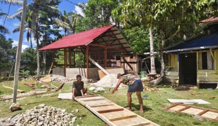 Tak Kenal Lelah! Prajurit TMMD Ke-129 Kodim 1807/Sorong Selatan Kebut Pembangunan Rumah Warga Demi Wujudkan Hunian Layak - Teropong Rakyat