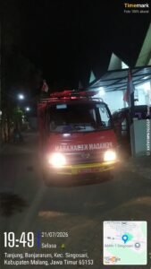 Api Lahan Tebu Dekati Permukiman di Singosari, Damkar Kabupaten Malang Bergerak Cepat Cegah Kebakaran Meluas - Teropong Rakyat