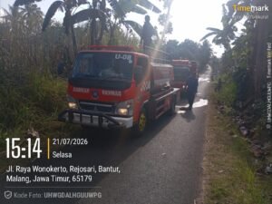 Portal Berita Indonesia dan Dunia Terkini Hari Ini, Update Harian Terbaru, Terlengkap, Tajam, Aktual dan Berimbang. Api dari Pembakaran Daduk Hanguskan Lahan Tebu di Bantur, Damkar Malang Bergerak Cepat Cegah Merembet ke Permukiman - Teropong Rakyat