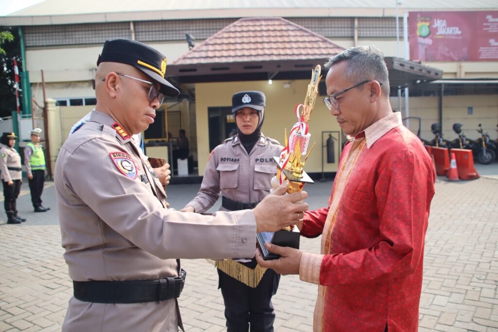 Satkamling RT 03 RW 020 Muara Angke Raih Juara II Tingkat Polda Metro Jaya, Polres Pelabuhan Tanjung Priok Gelar Upacara Pemberian Penghargaan - Teropong Rakyat