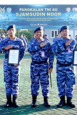 Harumkan Nama Satuan di PORAU 2026, Komandan Lanud Sjamsudin Noor Anugerahkan Piagam Penghargaan Kepada Dua Personel Berprestasi