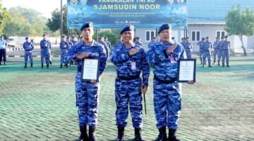 Harumkan Nama Satuan di PORAU 2026, Komandan Lanud Sjamsudin Noor Anugerahkan Piagam Penghargaan Kepada Dua Personel Berprestasi