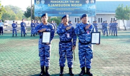 Harumkan Nama Satuan di PORAU 2026, Komandan Lanud Sjamsudin Noor Anugerahkan Piagam Penghargaan Kepada Dua Personel Berprestasi - Teropong Rakyat