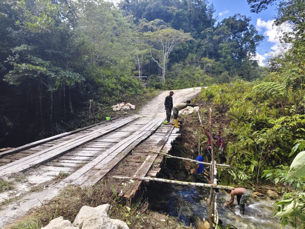 Portal Berita Indonesia dan Dunia Terkini Hari Ini, Update Harian Terbaru, Terlengkap, Tajam, Aktual dan Berimbang. Satgas TMMD Ke-129 Kodim 1807/Sorong Selatan Kebut Pembangunan Jembatan Beton, Wujudkan Akses yang Lebih Baik untuk Warga Kampung Sesor - Teropong Rakyat