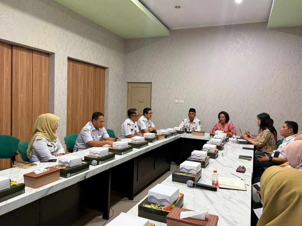 Portal Berita Indonesia dan Dunia Terkini Hari Ini, Update Harian Terbaru, Terlengkap, Tajam, Aktual dan Berimbang. Kemenko PMK Meninjau Monev Program UKS di SMAN 2 Malang, Dorong Penguatan Layanan Kesehatan Remaja dan Sekolah Sehat - Teropong Rakyat