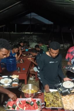 Jaga Stamina Demi Pengabdian, Satgas TMMD Ke-129 Kodim 1807/Sorong Selatan Bagikan Vitamin dan Santap Malam Bersama Warga