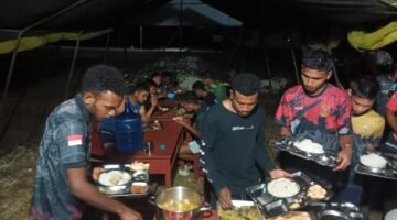 Jaga Stamina Demi Pengabdian, Satgas TMMD Ke-129 Kodim 1807/Sorong Selatan Bagikan Vitamin dan Santap Malam Bersama Warga