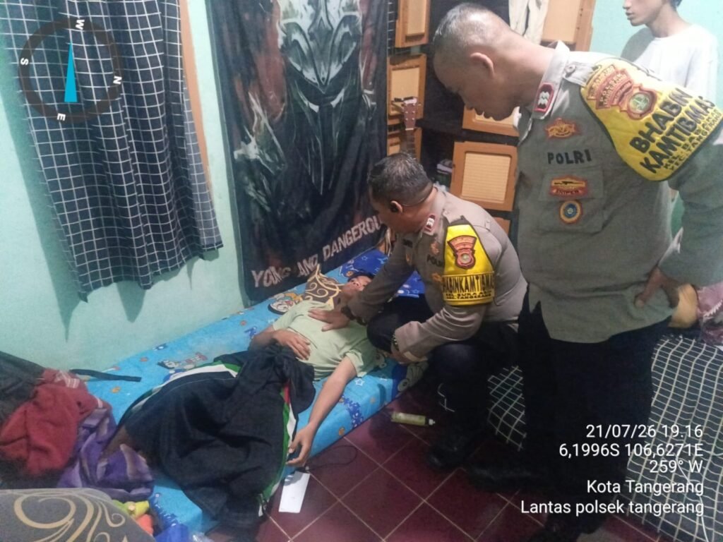 Portal Berita Indonesia dan Dunia Terkini Hari Ini, Update Harian Terbaru, Terlengkap, Tajam, Aktual dan Berimbang. Laporan 110 Direspons Cepat, Polisi Bantu Warga Tak Sadarkan Diri di Tangerang - Teropong Rakyat