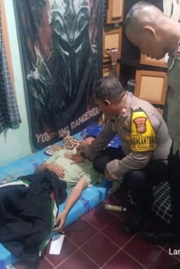 Laporan 110 Direspons Cepat, Polisi Bantu Warga Tak Sadarkan Diri di Tangerang