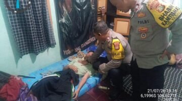 Laporan 110 Direspons Cepat, Polisi Bantu Warga Tak Sadarkan Diri di Tangerang