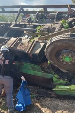 Truk Tangki Bermuatan Tetes Tebu Terguling di Jalibar Kepanjen, Sopir Tewas Terjepit