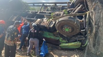 Truk Tangki Bermuatan Tetes Tebu Terguling di Jalibar Kepanjen, Sopir Tewas Terjepit