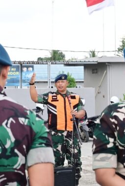 Pastikan Apron Bebas FOD, Personel Lanud Sjamsudin Noor Sisir Benda Asing Jaga Keselamatan Penerbangan Tetap Aman